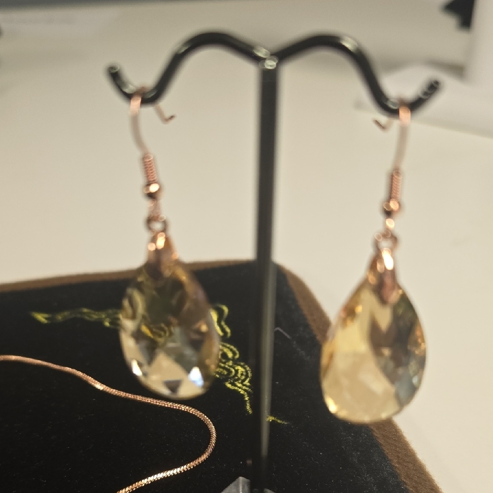 ๐๏ธ Simulated Champagne Sapphire & White Austrian Crystal Earrings & Necklace - Picture 9 of 15